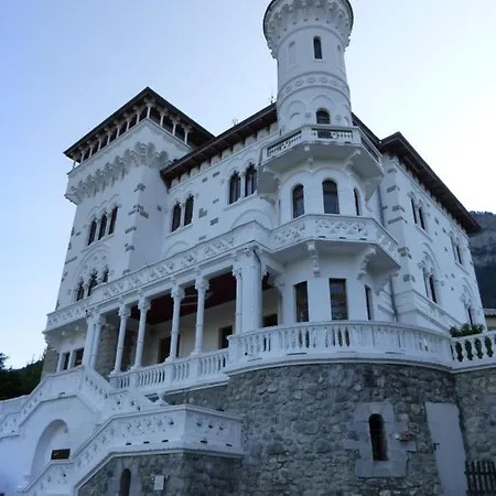 Standing Dans Le Chateau Des Magnans *