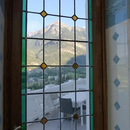 Standing Dans Le Chateau Des Magnans * Jausiers