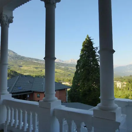 Standing Dans Le Chateau Des Magnans Jausiers